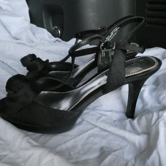 T-Strap Sandals Unlisted Size 7M - Picture 7 of 7